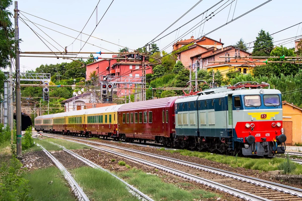 Locomotiva storica e carrozze ferroviarie